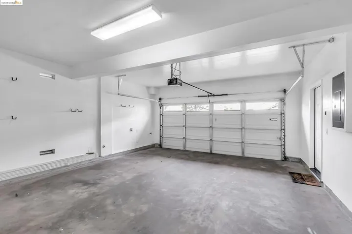 9433 Armstrong Dr, Oakland, California 94603
