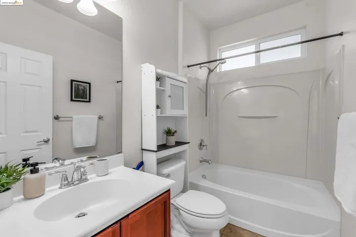 9433 Armstrong Dr, Oakland, California 94603