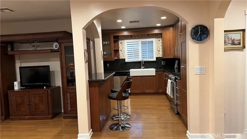 open floor plan - kitchen/dining/living