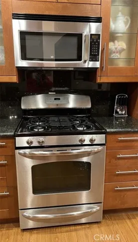 Stainless steel gas range and Microhood