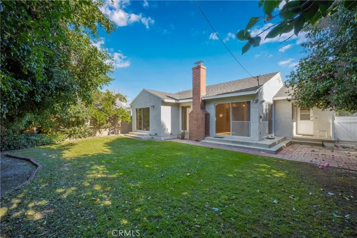 Seamless indoor, outdoor living with 4 access point to backyard