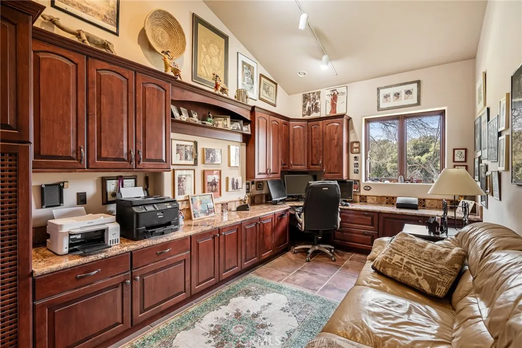 2135 Live Oak Rd, Paso Robles, California 93446 home-pic-13