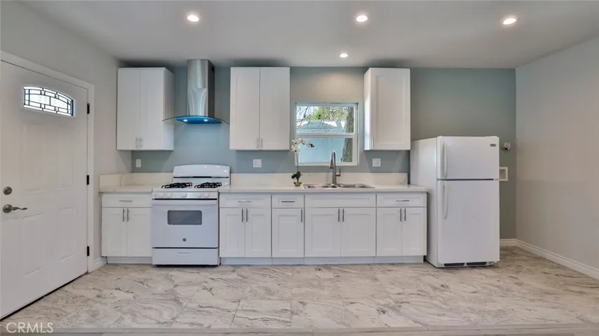 ADU: 1+1: Kitchen w/oven/range, refrigerator & laundry hook-ups