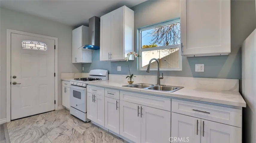 ADU: 1+1: Kitchen w/oven/range, refrigerator & laundry hook-ups