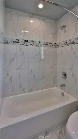 Main House: Bathroom #2; Primary Suite w/private bathroom