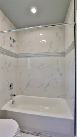 ADU: 1+1: Bathroom