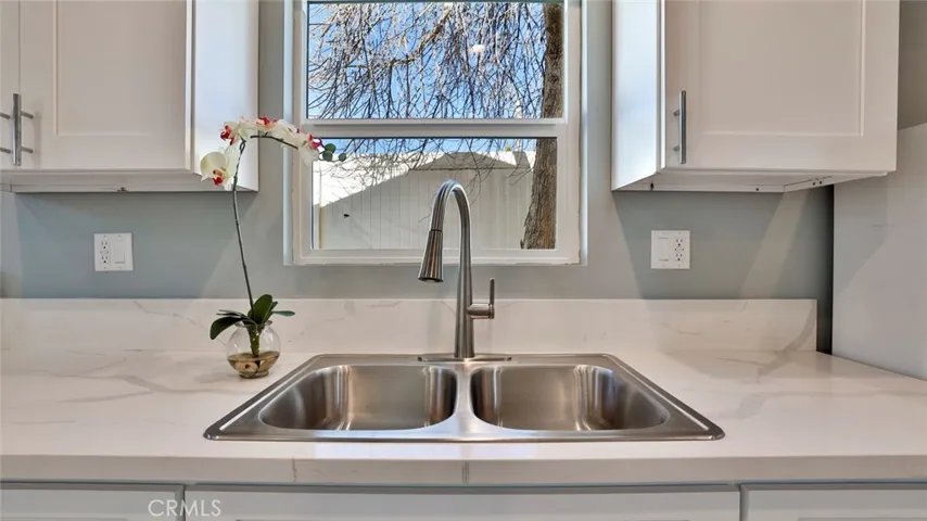 ADU: 1+1: Kitchen w/oven/range, refrigerator & laundry hook-ups