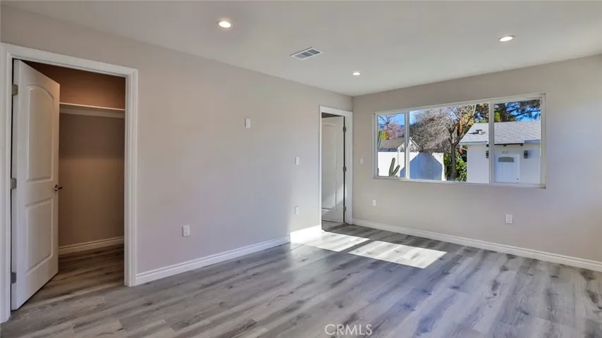 Main House: Primary Suite w/private bathroom