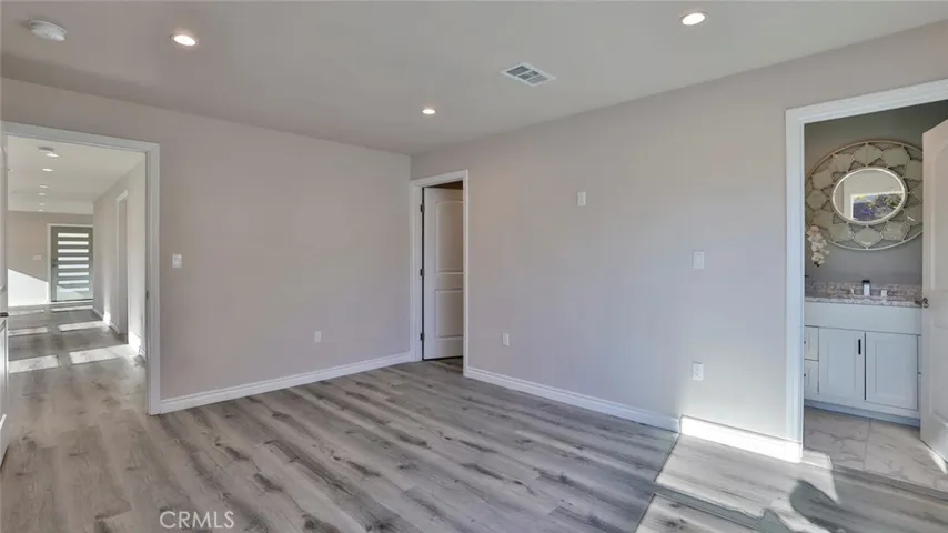 Main House: Primary Suite w/private bathroom