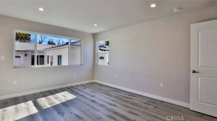 Main House: Primary Suite w/private bathroom