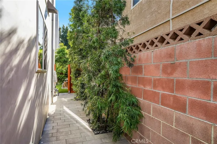 Paved side run perfect for storage or dog.