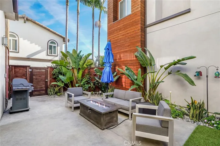 Lush garden like fee to this bright backyard