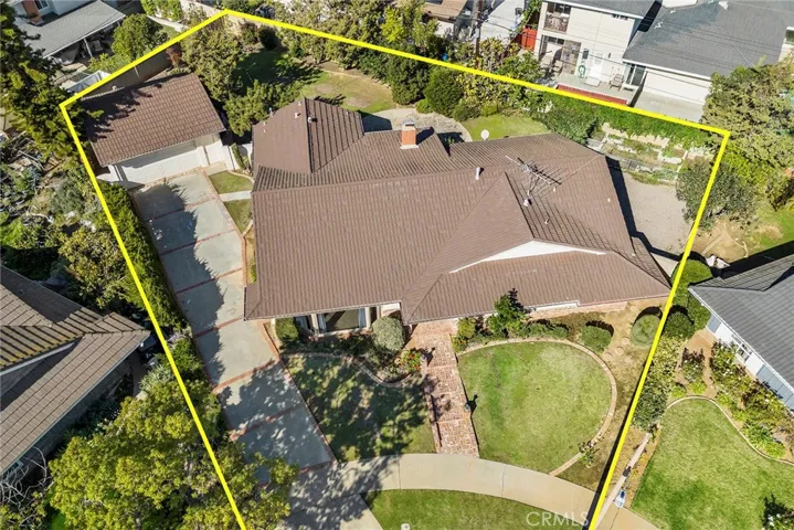 At a sprawling 10,000 sqft lot, you will marvel at all of the opporunities to make it your own!