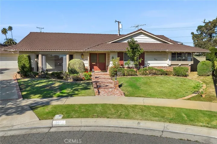 Located at the end of a broad cul-de-sac, 706 S. Rosalind is in the quintessential Orange neighborhood!