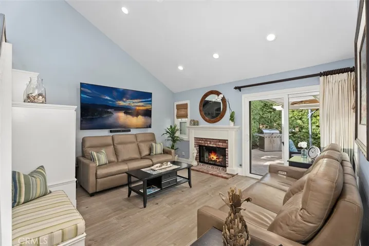 light and bright living room with vaulted ceilings