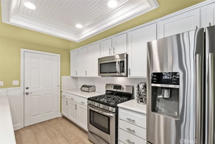 stainless steel appliances  included