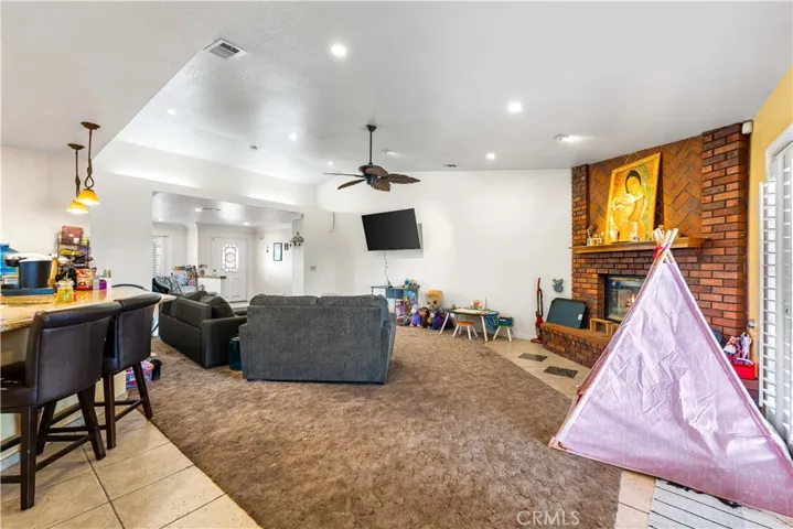 9081 _pinon Avenue, Hesperia, California 92345