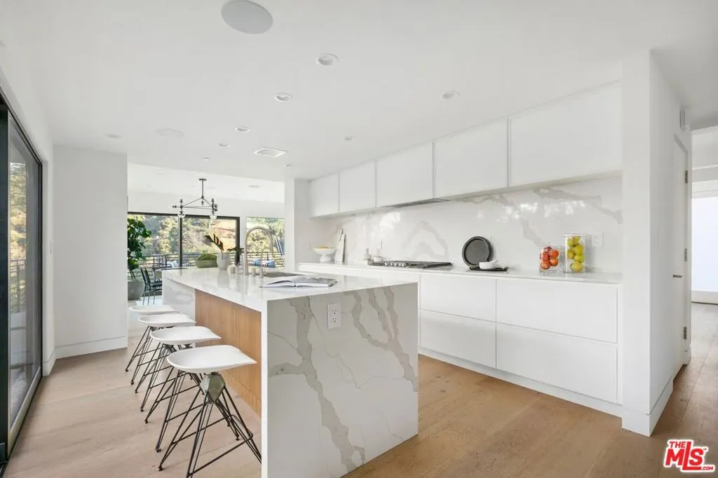 8509 Crescent Drive, Los Angeles, California 90046 home-pic-9