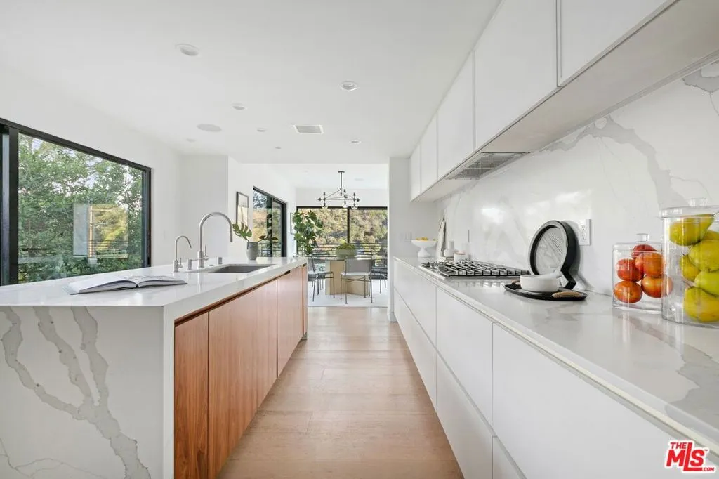 8509 Crescent Drive, Los Angeles, California 90046 home-pic-10