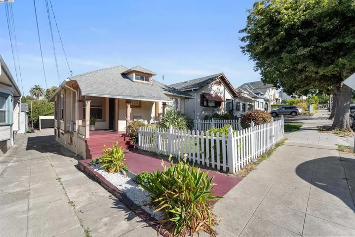 2511 12th Ave, Oakland, California 94606