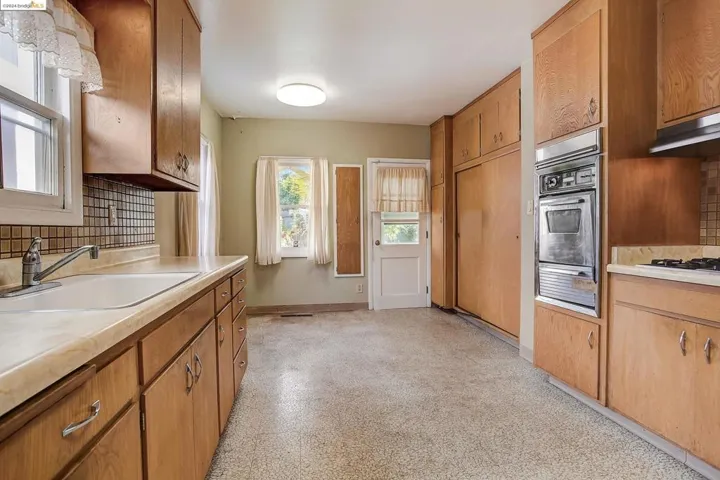 3748 High St, Oakland, California 94619