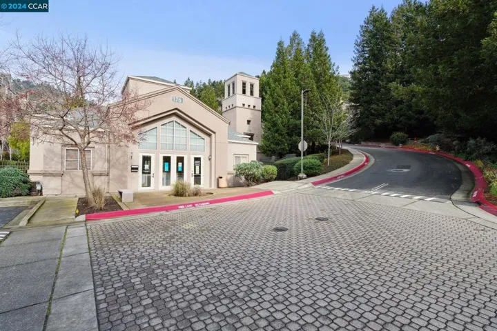 240 Caldecott Ln 217, Oakland, California 94618