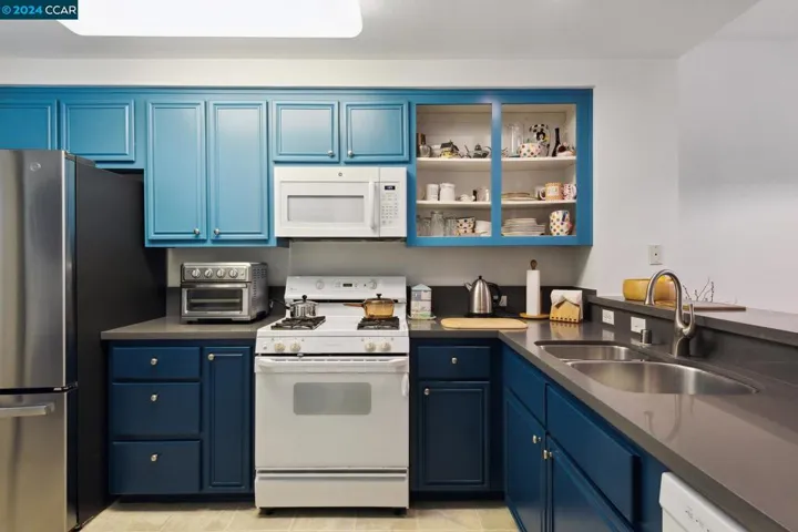 240 Caldecott Ln 217, Oakland, California 94618
