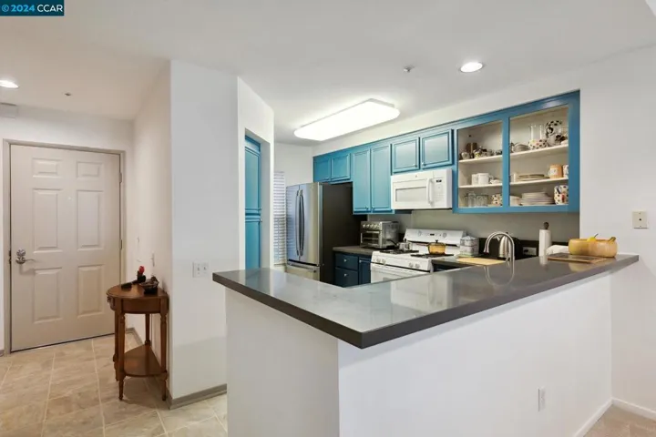 240 Caldecott Ln 217, Oakland, California 94618