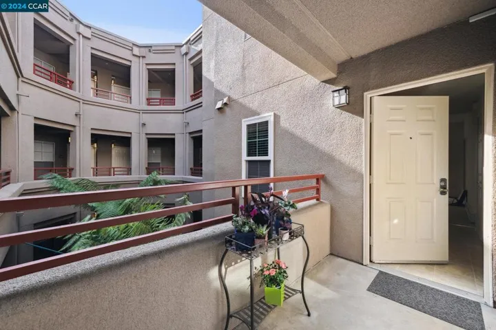 240 Caldecott Ln 217, Oakland, California 94618