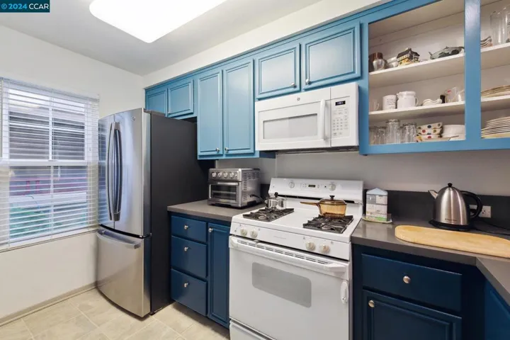240 Caldecott Ln 217, Oakland, California 94618