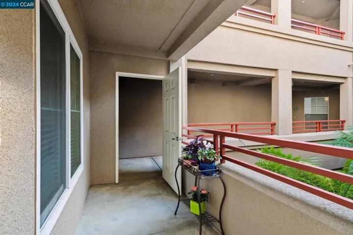 240 Caldecott Ln 217, Oakland, California 94618