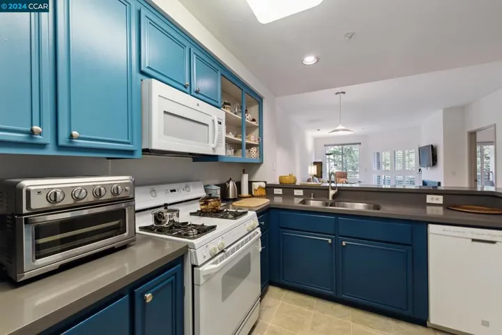 240 Caldecott Ln 217, Oakland, California 94618