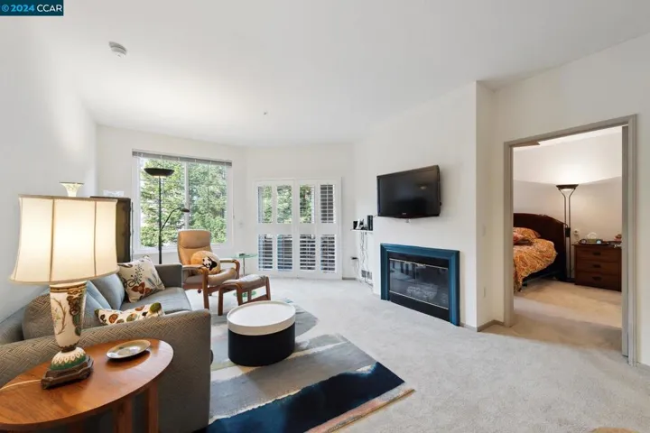 240 Caldecott Ln 217, Oakland, California 94618