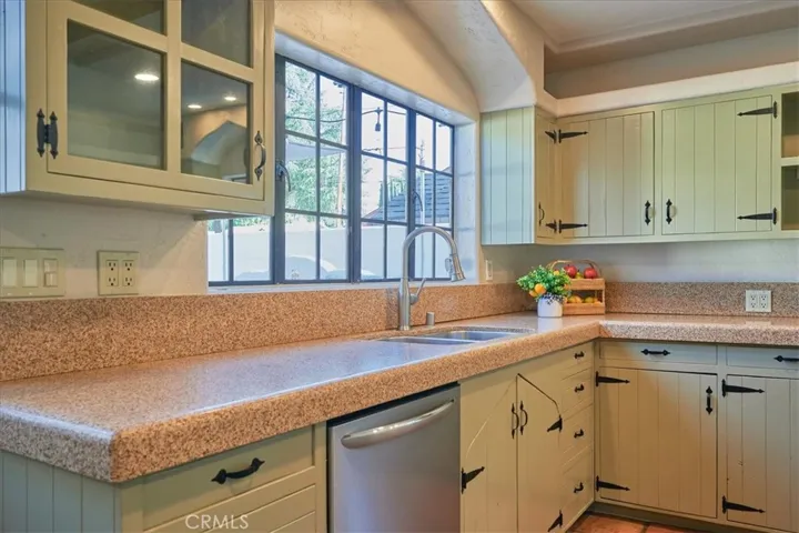 2575 2nd Street, La Verne, California 91750