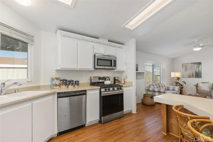 This kitchen is ready for meals to be made and enjoyed at the cozy kitchen peninsula with built-in seating area.