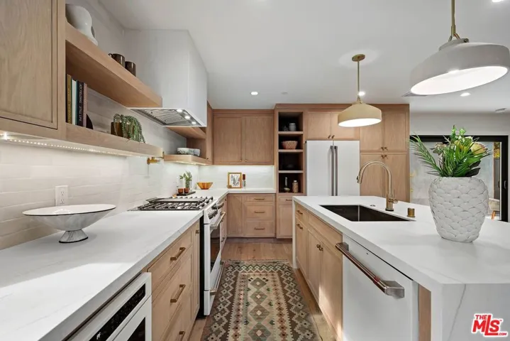 977 S Lake Street, Los Angeles, California 90291