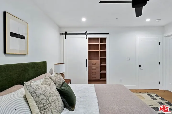 977 S Lake Street, Los Angeles, California 90291