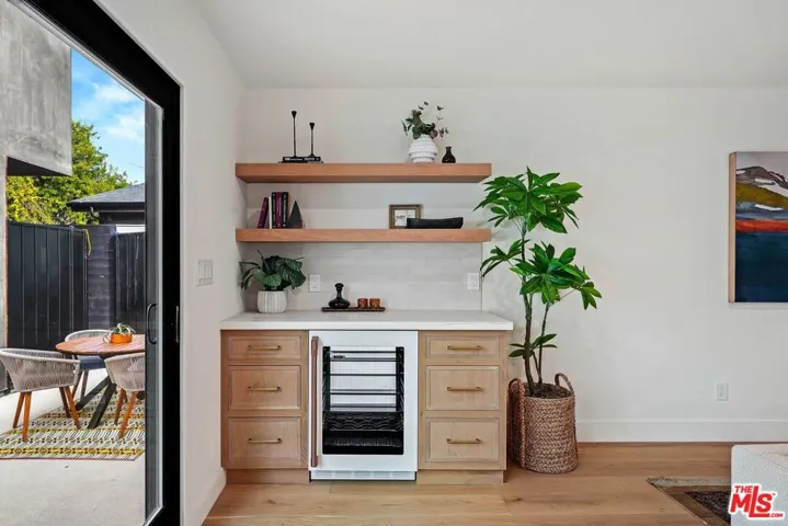 977 S Lake Street, Los Angeles, California 90291