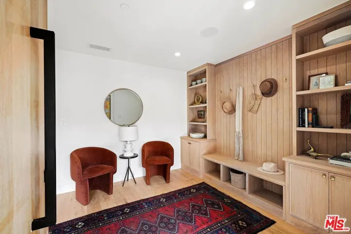 977 S Lake Street, Los Angeles, California 90291