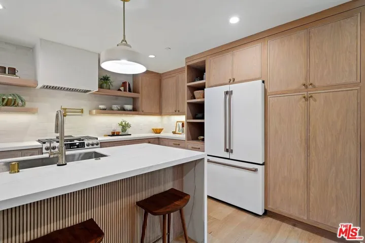 977 S Lake Street, Los Angeles, California 90291