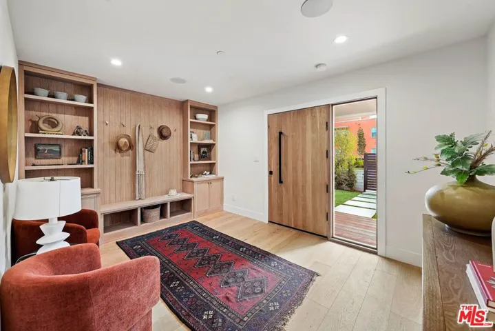 977 S Lake Street, Los Angeles, California 90291