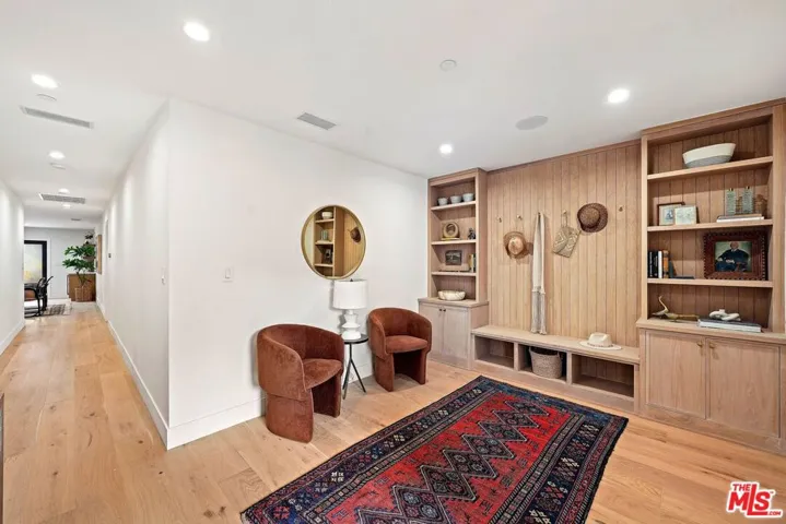 977 S Lake Street, Los Angeles, California 90291