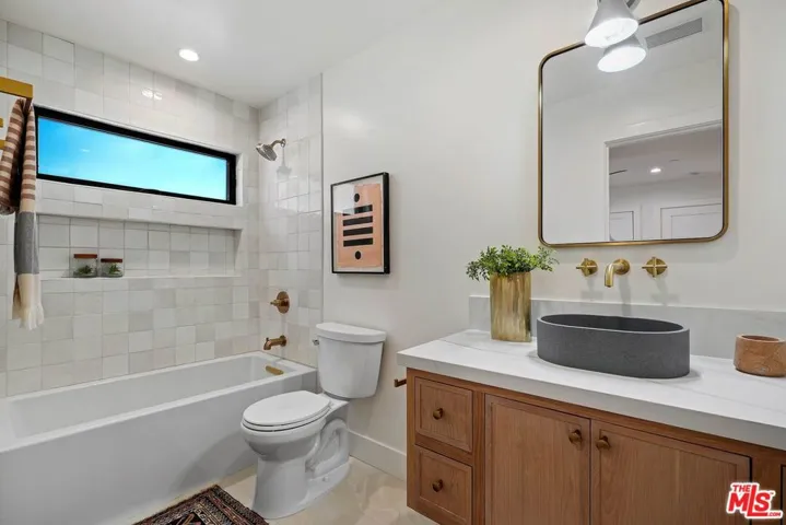 977 S Lake Street, Los Angeles, California 90291