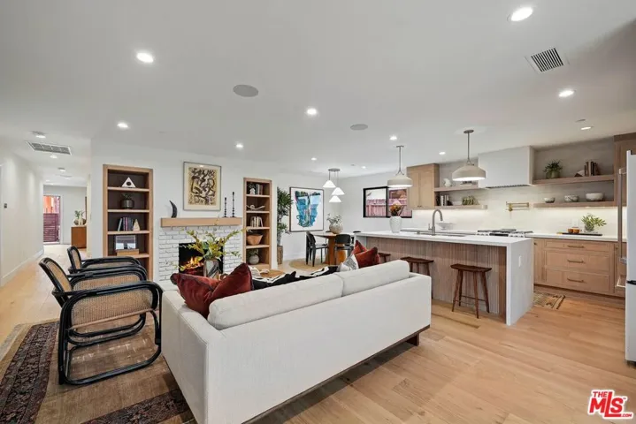 977 S Lake Street, Los Angeles, California 90291