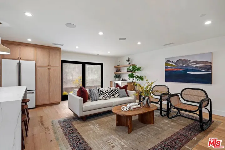 977 S Lake Street, Los Angeles, California 90291