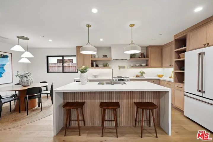 977 S Lake Street, Los Angeles, California 90291