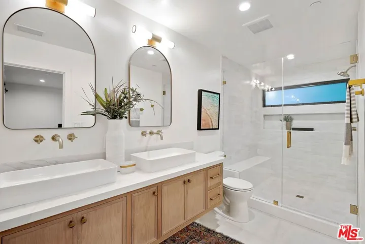 977 S Lake Street, Los Angeles, California 90291