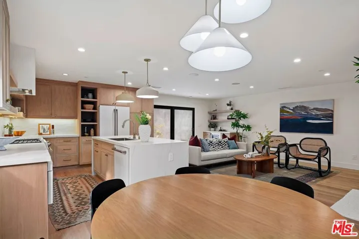 977 S Lake Street, Los Angeles, California 90291