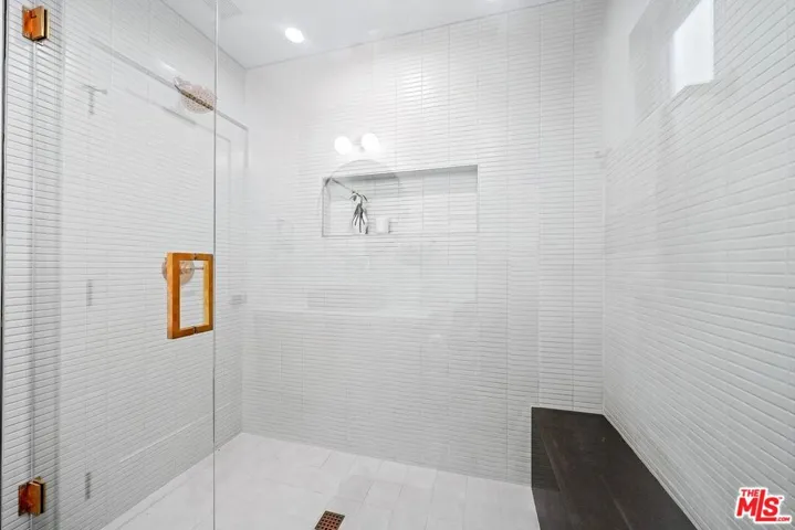 977 S Lake Street, Los Angeles, California 90291