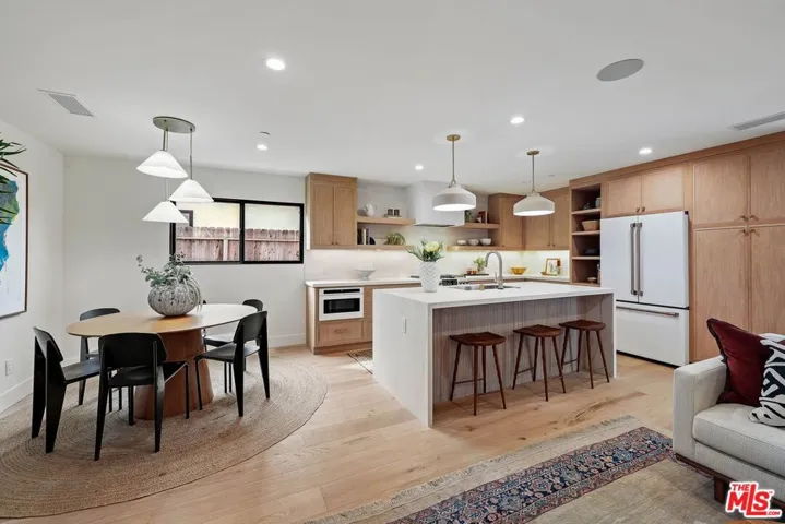 977 S Lake Street, Los Angeles, California 90291